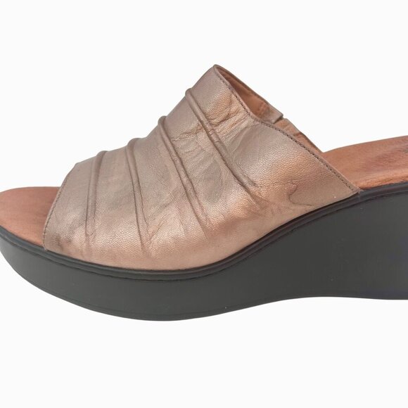 CLARKS ARTISAN METALLIC MUTED GOLD LEATHER WEDGE SANDALS - 11 - Picture 3 of 12